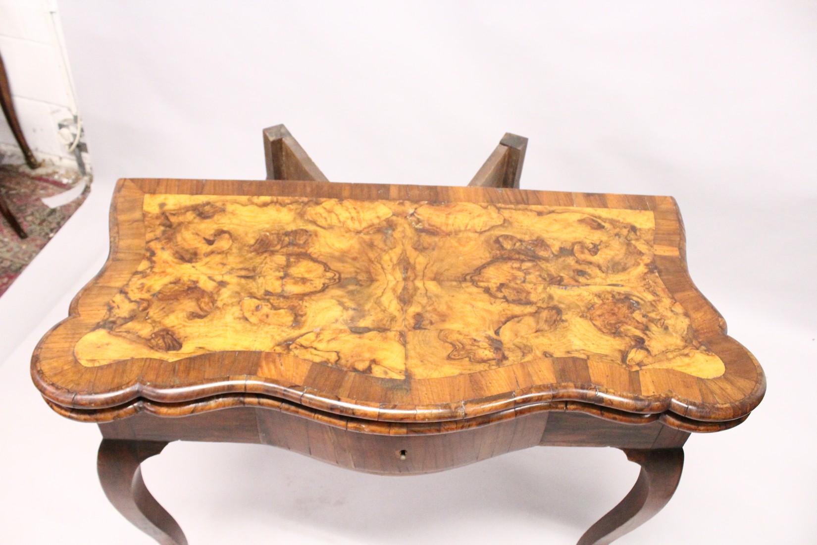 AN 18TH CENTURY ITALIAN FIGURED WALNUT FOLD-OVER CARD / TEA TABLE, of serpentine outline, with a - Image 3 of 5