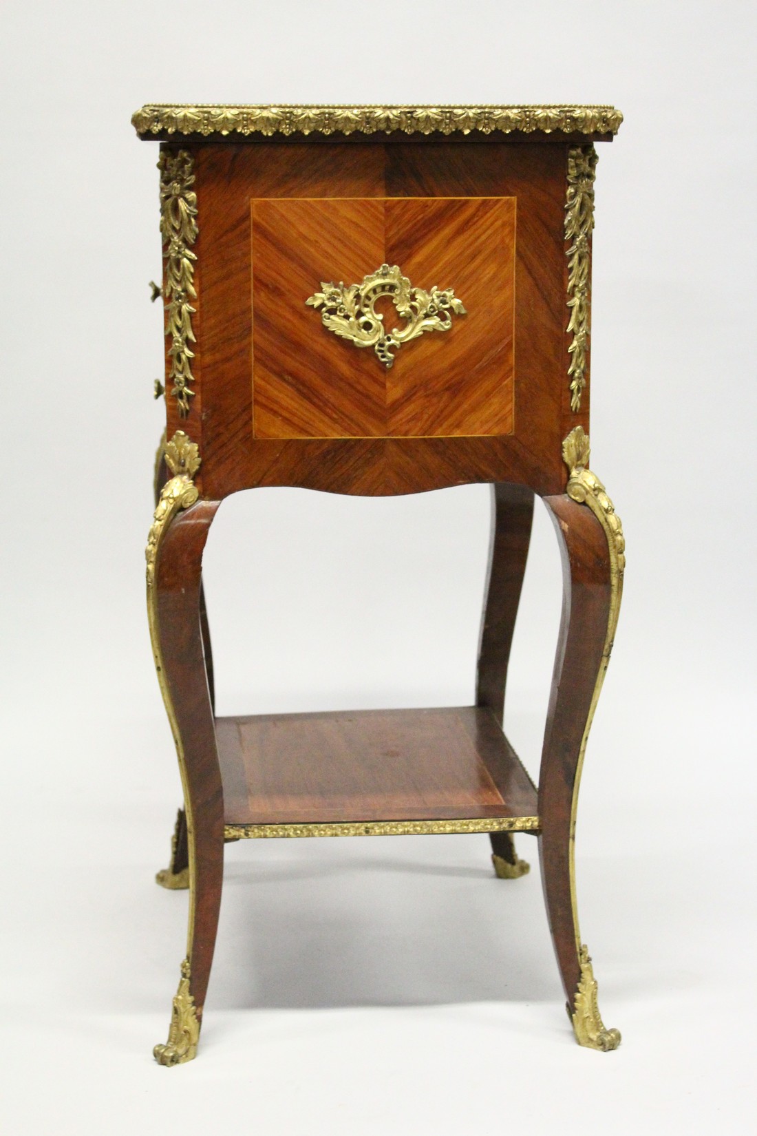 A SUPERB VICTORIAN ENGLISH LOUIS XV DISPLAY BIJOUTERIE STAND with cross banded quartered top with - Image 8 of 8