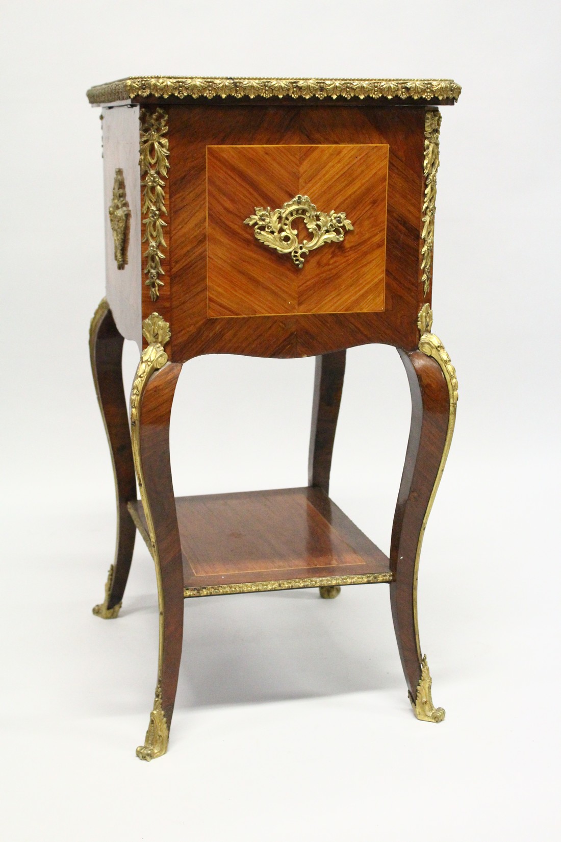 A SUPERB VICTORIAN ENGLISH LOUIS XV DISPLAY BIJOUTERIE STAND with cross banded quartered top with - Image 6 of 8