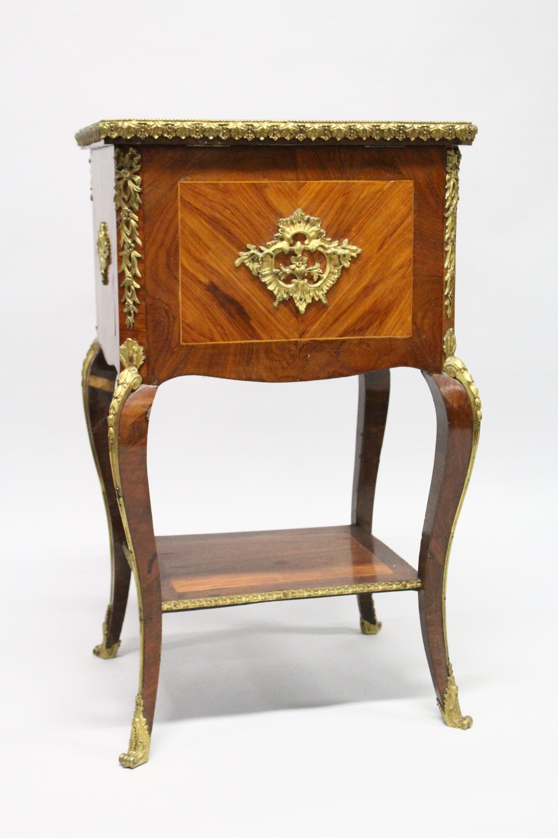 A SUPERB VICTORIAN ENGLISH LOUIS XV DISPLAY BIJOUTERIE STAND with cross banded quartered top with - Image 7 of 8