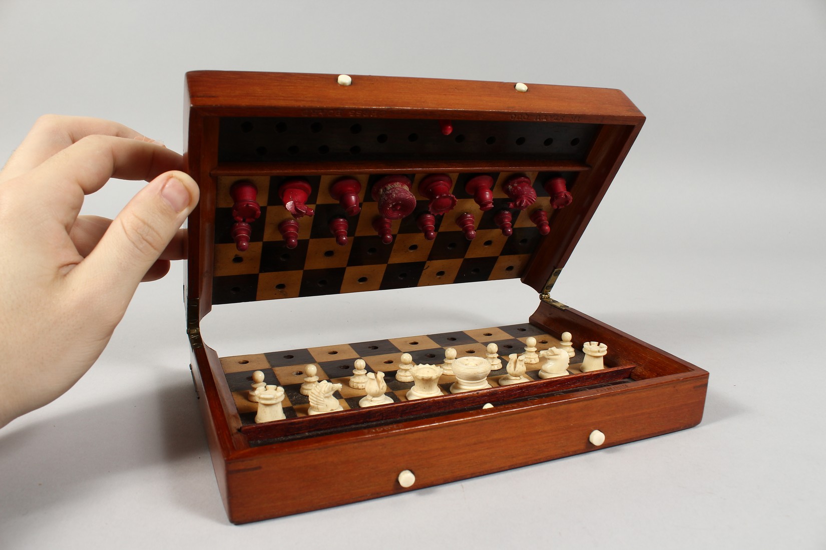 A JACQUES TRAVELLING CHESS SET AND FOLDING CASE BOARD. - Image 16 of 19