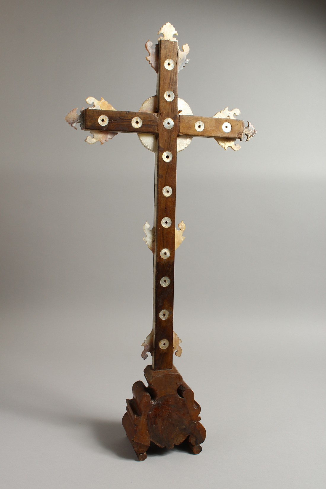 AN 18TH CENTURY OLIVE WOOD AND MOTHER OF PEARL JERUSALEM CRUCIFIX. 27ins high. - Image 9 of 10