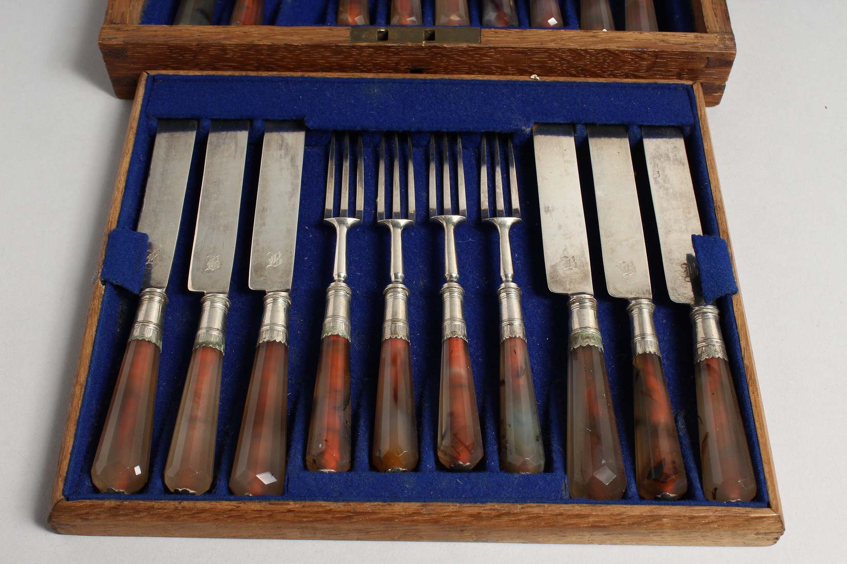 A SET OF SILVER VICTORIAN AGATE HANDLE KNIVES AND FORKS by George Unite, London 1860. - Image 3 of 11