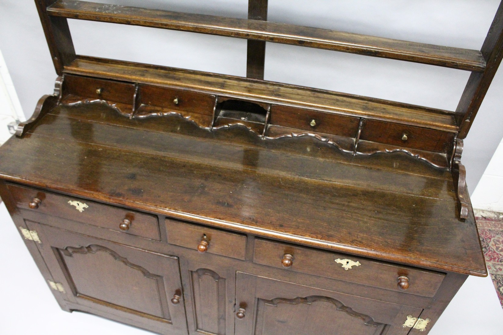 A GOOD 18TH CENTURY OAK DRESSER, the Delft rack with a moulded cornice and shaped frieze over two - Image 4 of 5