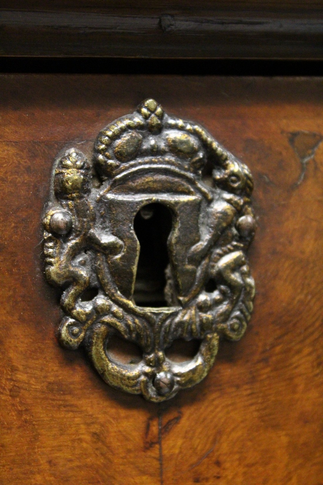 AN 18TH CENTURY WALNUT ESCRITOIRE, with a frieze drawer above the fall flap, enclosing a small - Image 7 of 14