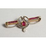 AN EDWARDIAN RUBY DIAMOND AND PEARL BAR BROOCH.