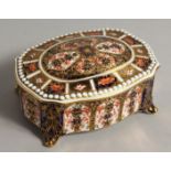 A ROYAL CROWN DERBY PATTERN 1128, FOOTED CASKET AND COVER.