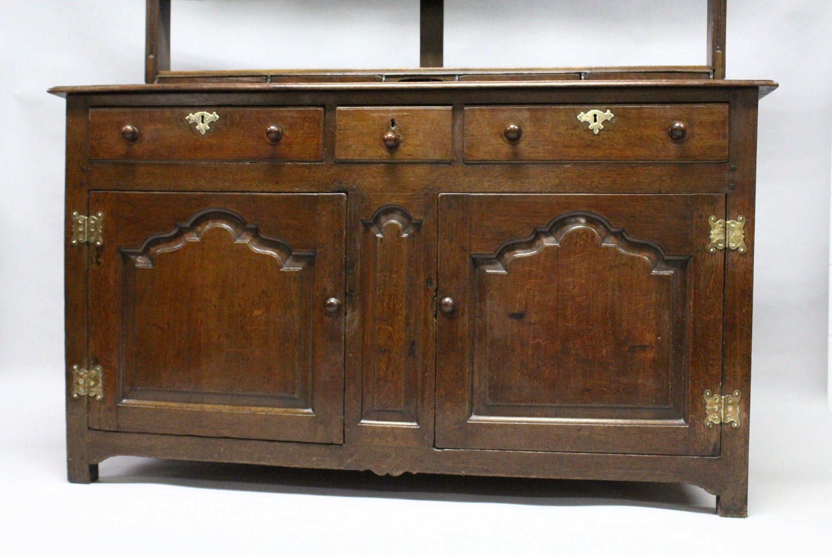 A GOOD 18TH CENTURY OAK DRESSER, the Delft rack with a moulded cornice and shaped frieze over two - Image 2 of 5