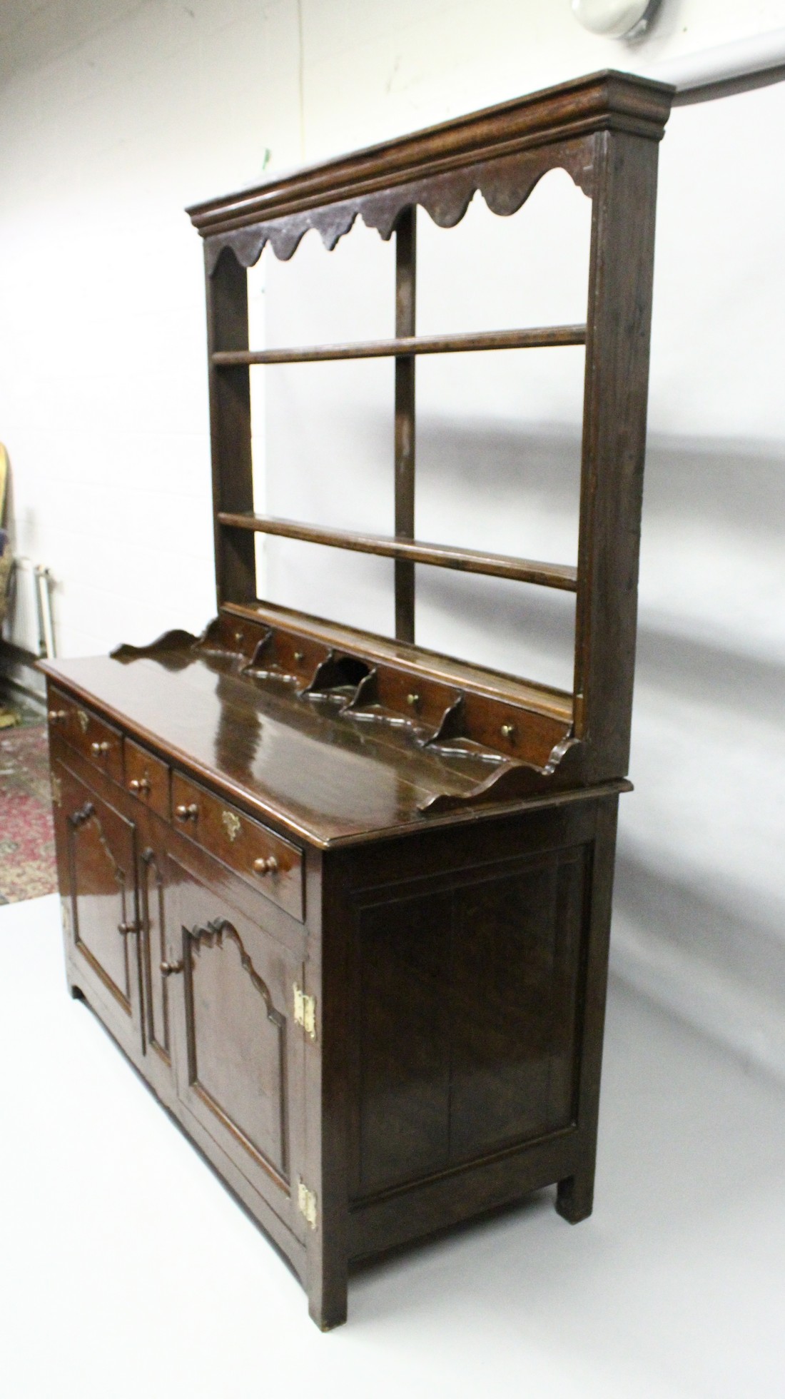 A GOOD 18TH CENTURY OAK DRESSER, the Delft rack with a moulded cornice and shaped frieze over two - Image 5 of 5