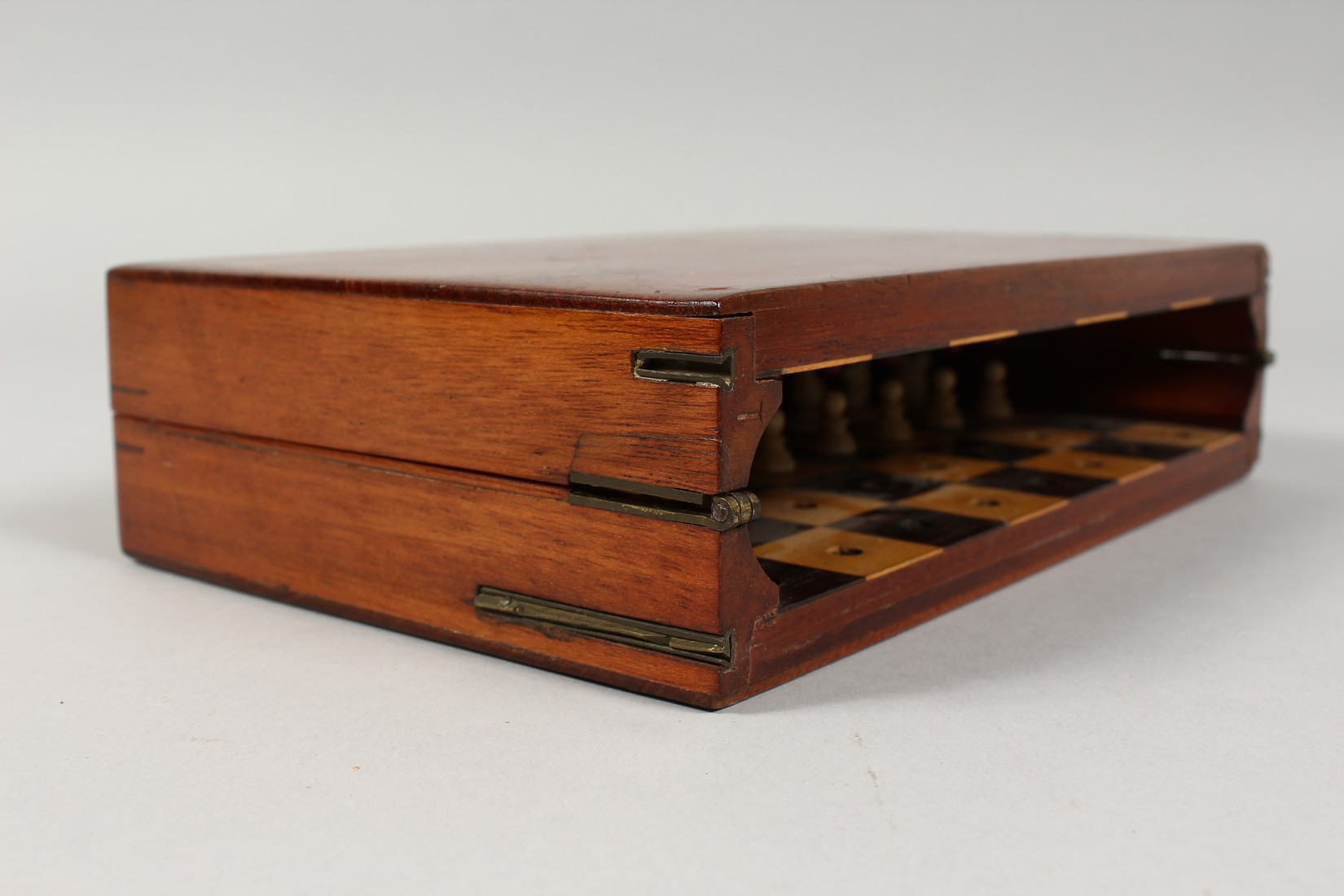 A JACQUES TRAVELLING CHESS SET AND FOLDING CASE BOARD. - Image 19 of 19