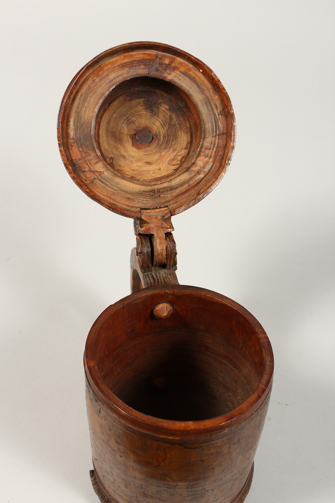 A GOOD 18TH CENTURY SCANDIAVIAN SYCAMORE PEG TANKARD. 6ins. - Image 6 of 6