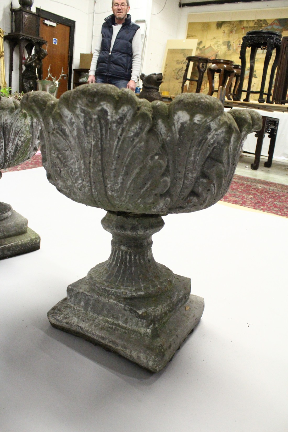 A PAIR OF WEATHERED COMPOSITE GARDEN URNS on pedestal bases. 21ins high x 19 ins diameter. - Image 5 of 6