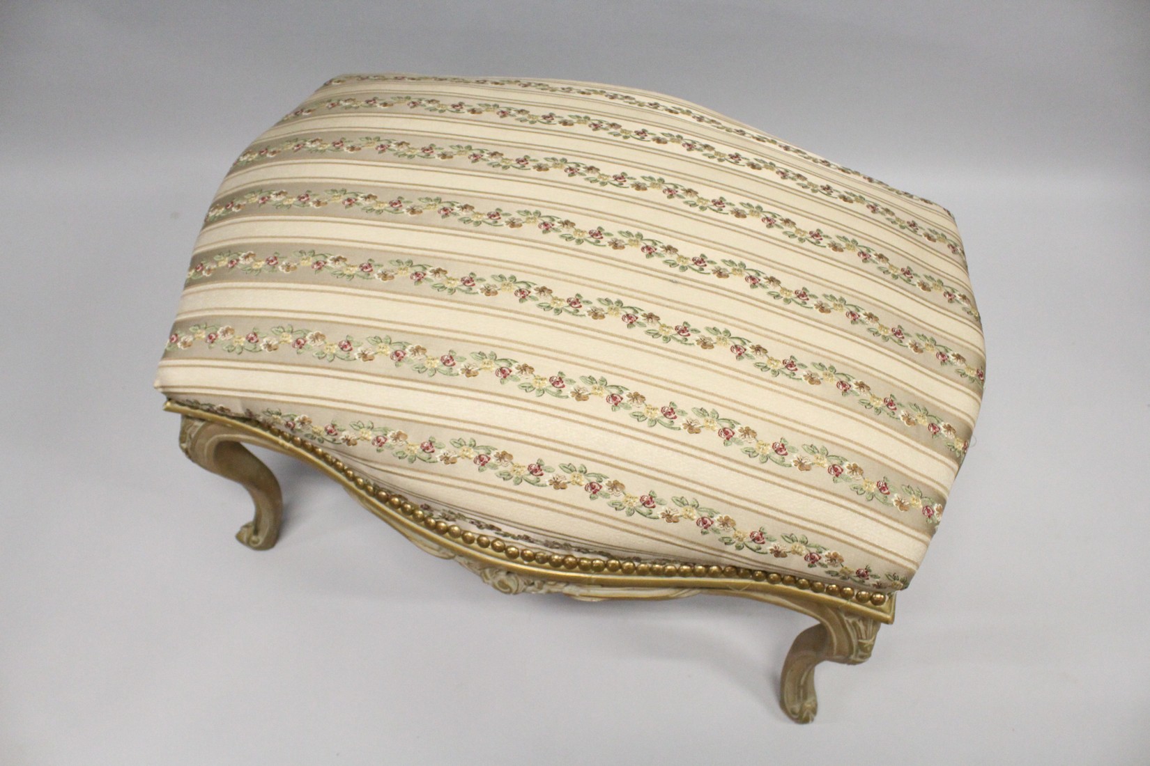 A GILT FRAMED WINDOW SEAT with floral cover - Image 2 of 2