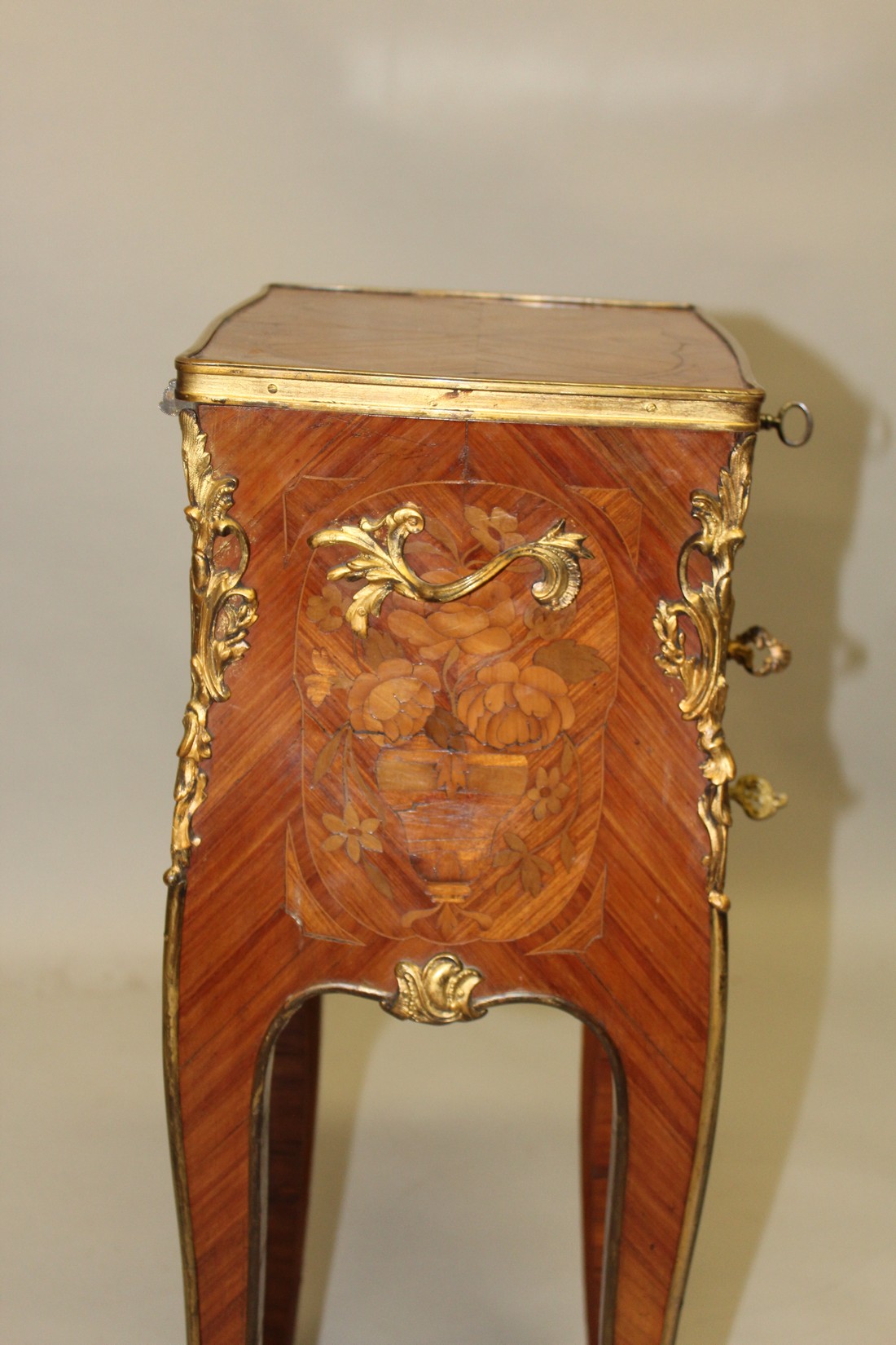 A SMALL 19TH CENTURY FRENCH KINGWOOD AND ORMOLU WORK TABLE, with rising top, two small drawers on - Image 4 of 6