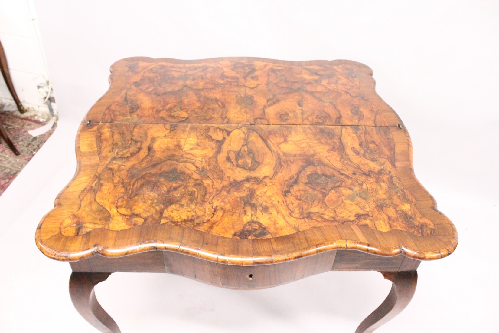 AN 18TH CENTURY ITALIAN FIGURED WALNUT FOLD-OVER CARD / TEA TABLE, of serpentine outline, with a - Image 5 of 5