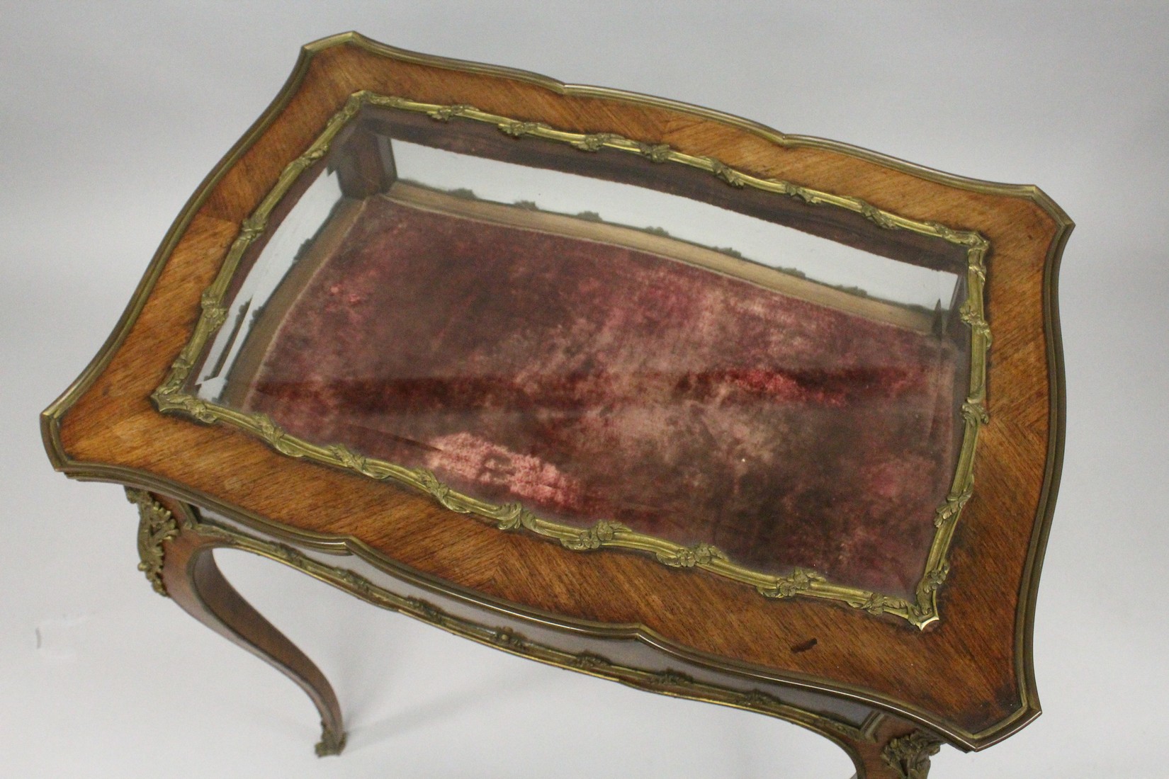 A GOOD 19TH CENTURY FRENCH ROSEWOOD BIJOUTERIE TABLE with ornate mounts, lift-up glazed top, glass - Image 3 of 11