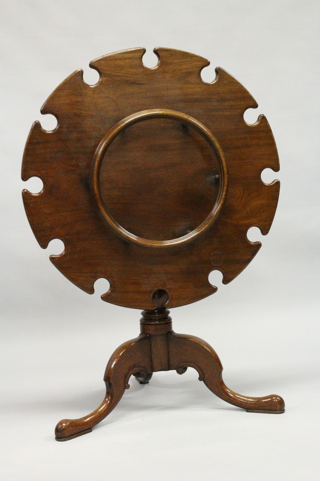 A GEORGE III STYLE MAHOGANY SHIP'S TRIPOD TABLE with centre section for bottles. The sides with - Image 6 of 6