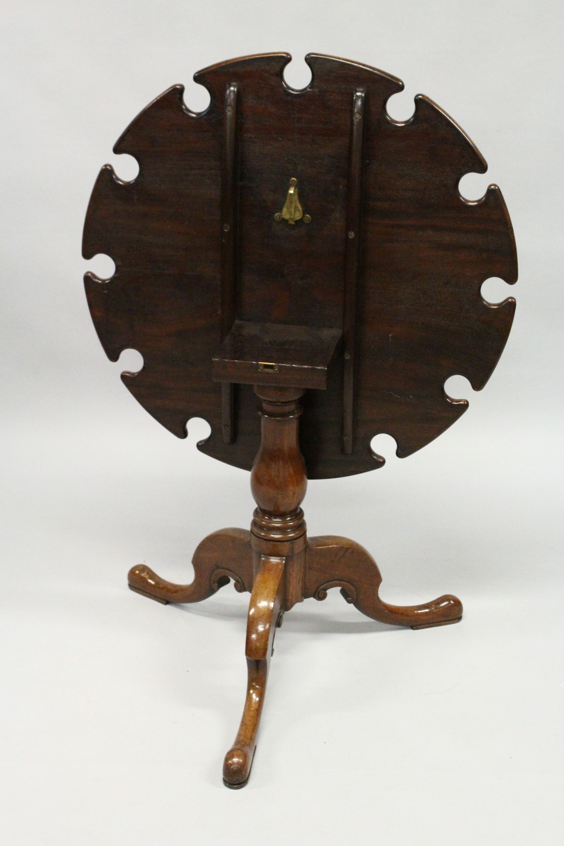 A GEORGE III STYLE MAHOGANY SHIP'S TRIPOD TABLE with centre section for bottles. The sides with - Image 5 of 6