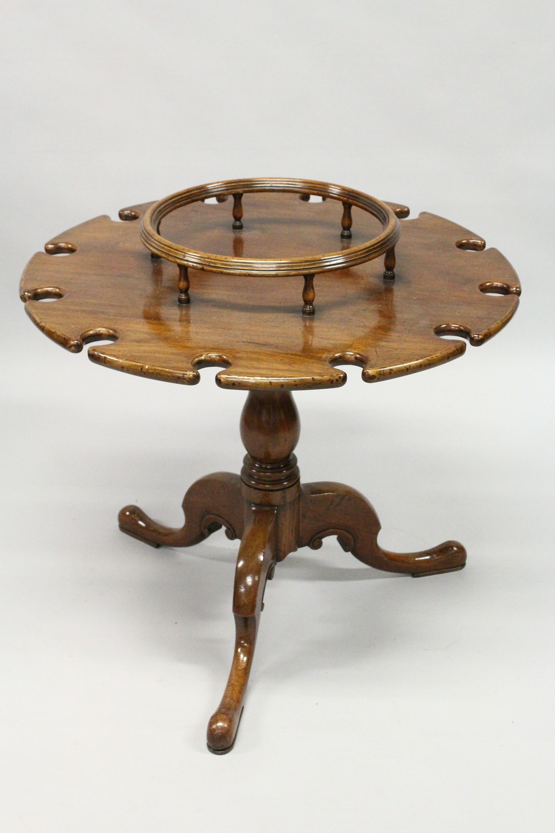 A GEORGE III STYLE MAHOGANY SHIP'S TRIPOD TABLE with centre section for bottles. The sides with - Image 3 of 6