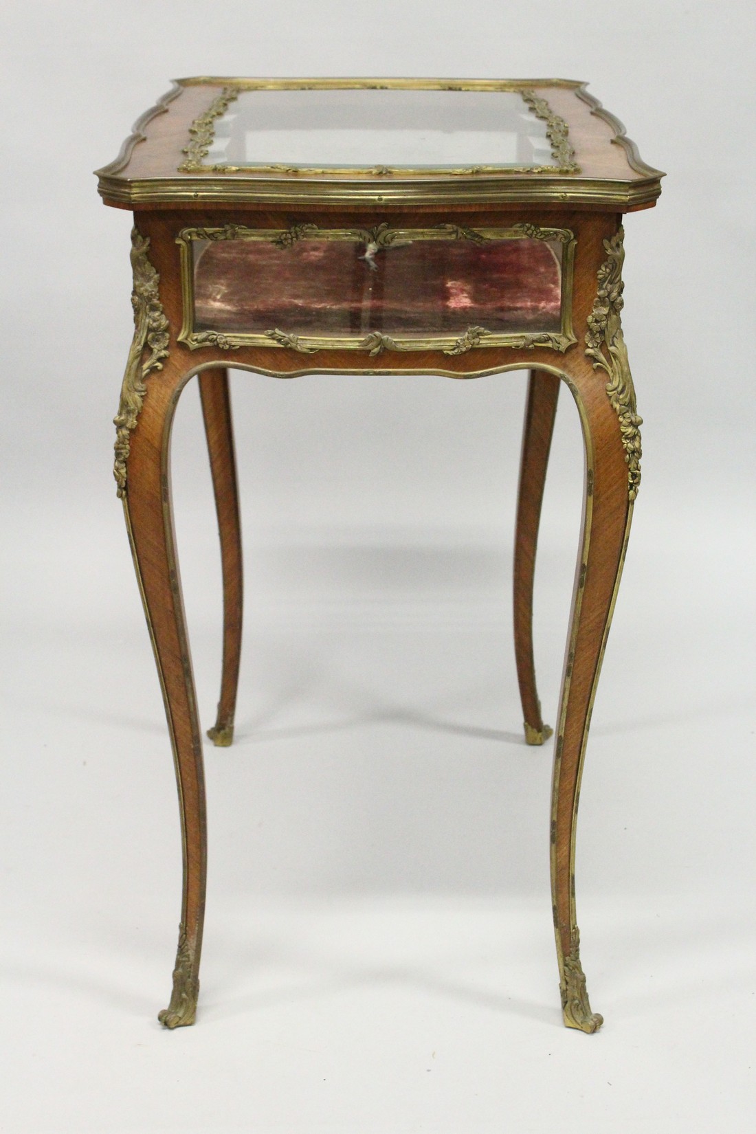A GOOD 19TH CENTURY FRENCH ROSEWOOD BIJOUTERIE TABLE with ornate mounts, lift-up glazed top, glass - Image 11 of 11