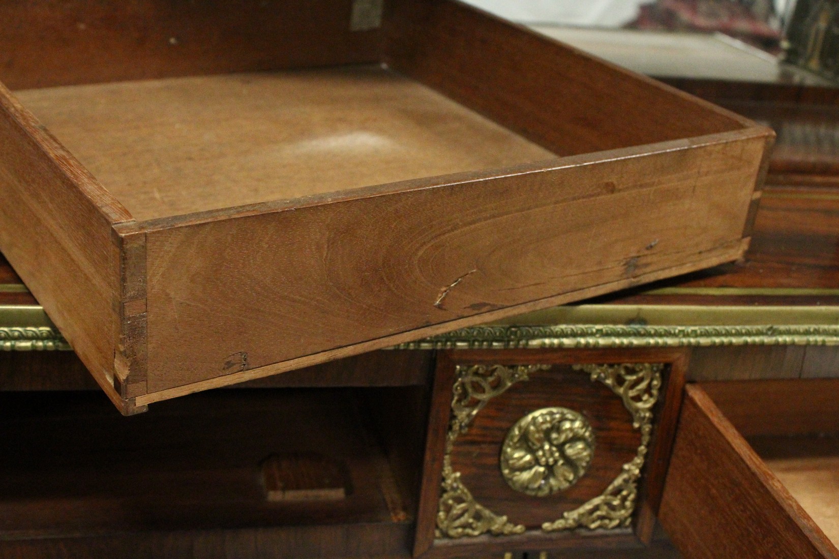 A SUPERB REGENCY ROSEWOOD BRASS INLAID CHIFFONIER in the manner of JOHN MC LEAN, with book shelf - Image 13 of 16