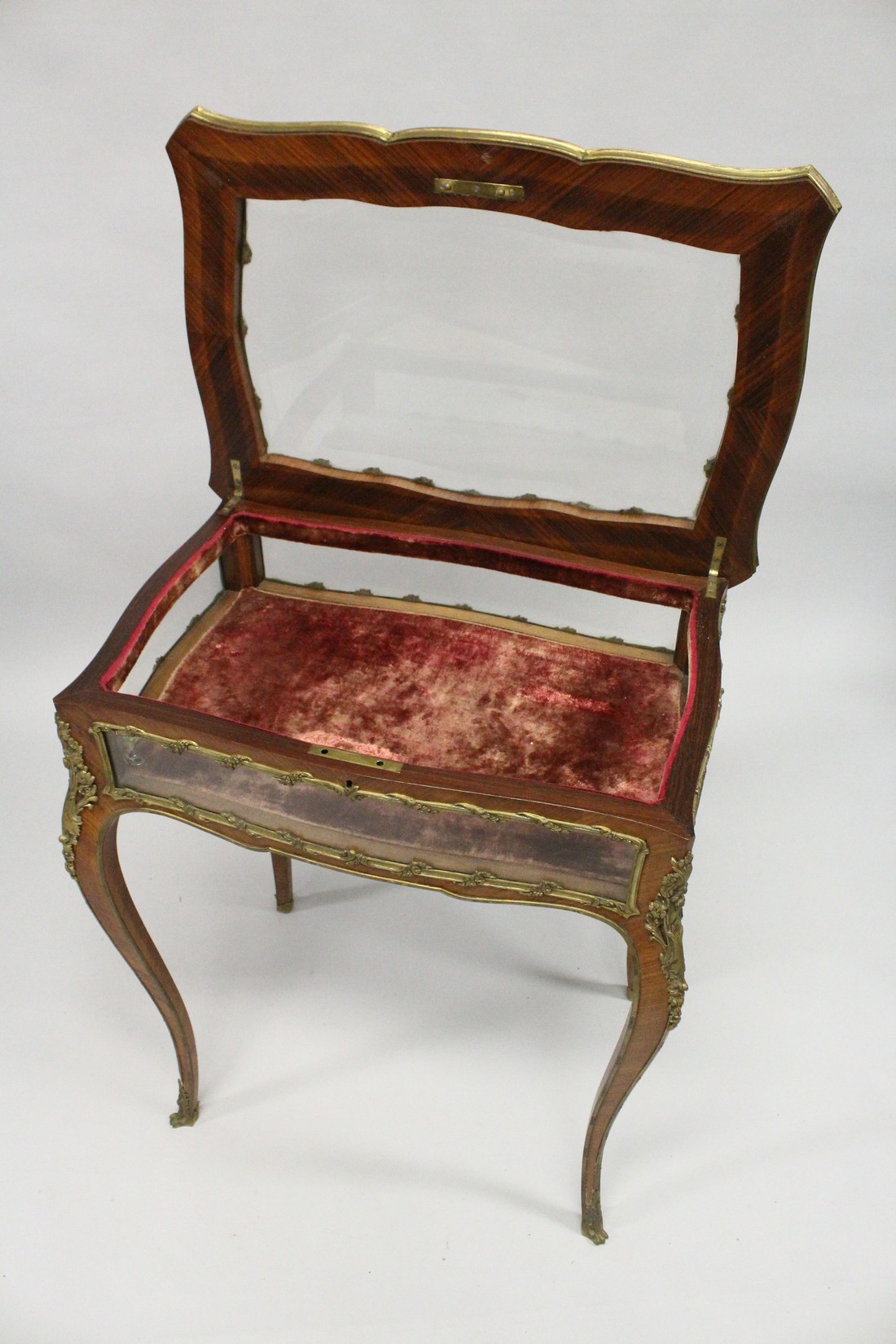 A GOOD 19TH CENTURY FRENCH ROSEWOOD BIJOUTERIE TABLE with ornate mounts, lift-up glazed top, glass - Image 4 of 11