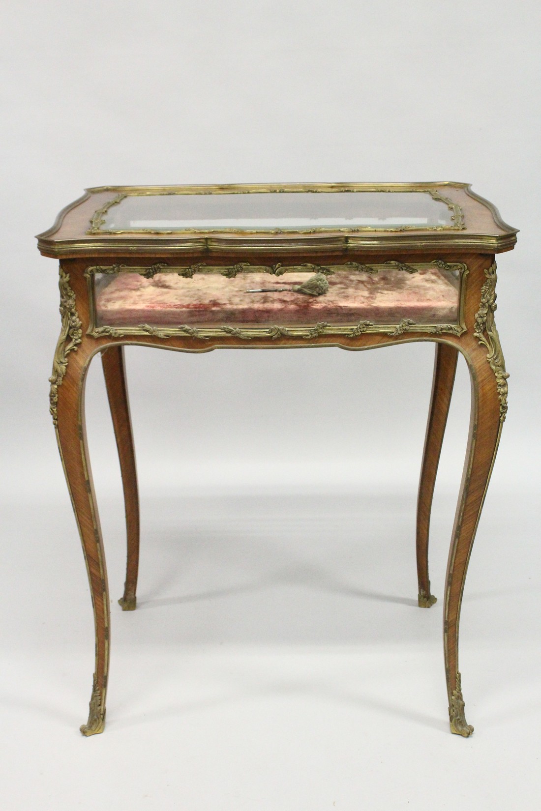 A GOOD 19TH CENTURY FRENCH ROSEWOOD BIJOUTERIE TABLE with ornate mounts, lift-up glazed top, glass - Image 10 of 11