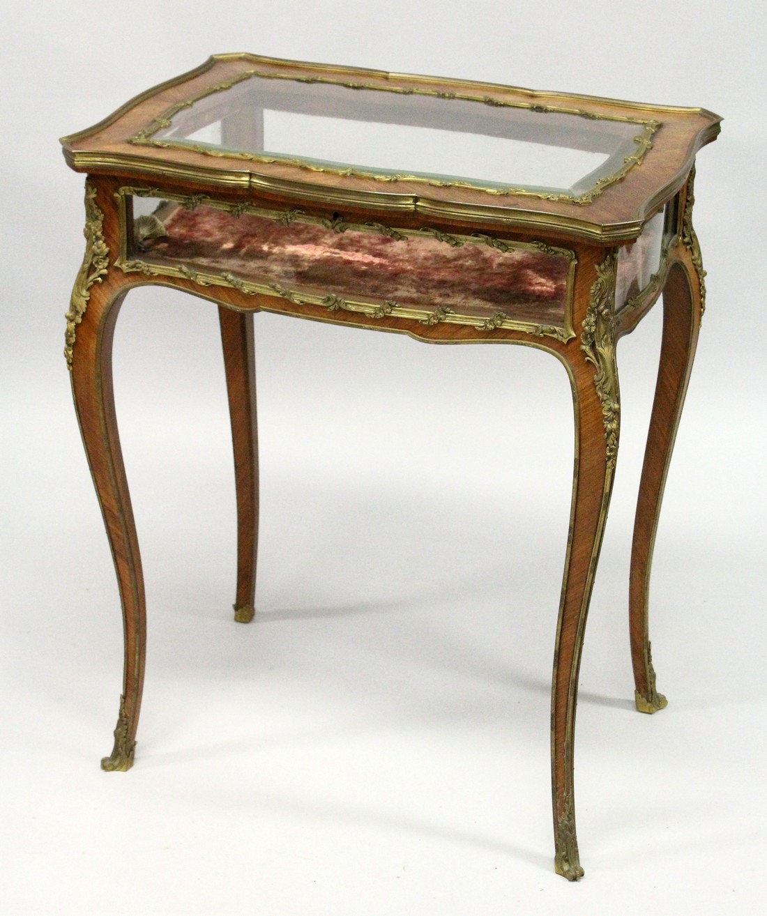 A GOOD 19TH CENTURY FRENCH ROSEWOOD BIJOUTERIE TABLE with ornate mounts, lift-up glazed top, glass