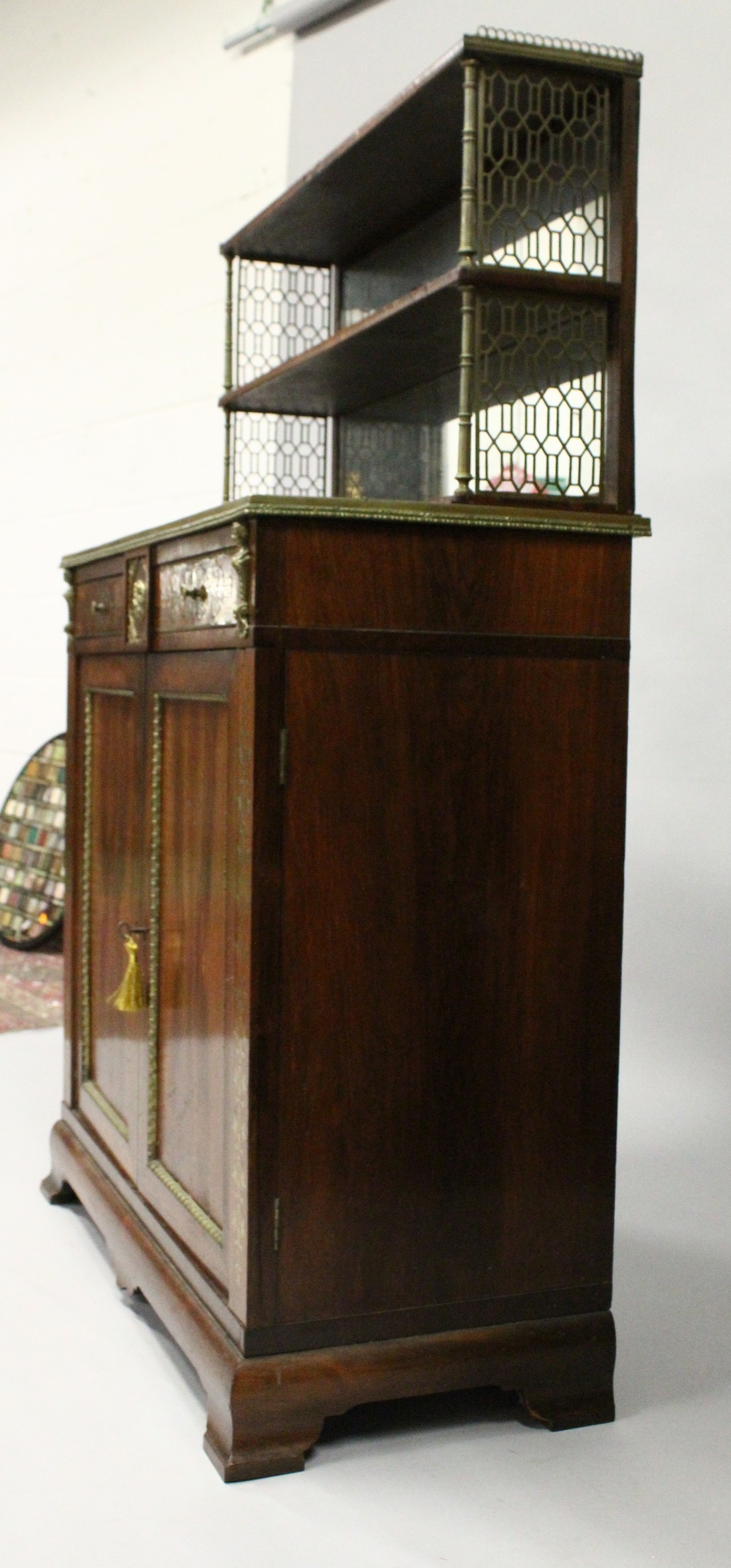 A SUPERB REGENCY ROSEWOOD BRASS INLAID CHIFFONIER in the manner of JOHN MC LEAN, with book shelf - Image 8 of 16