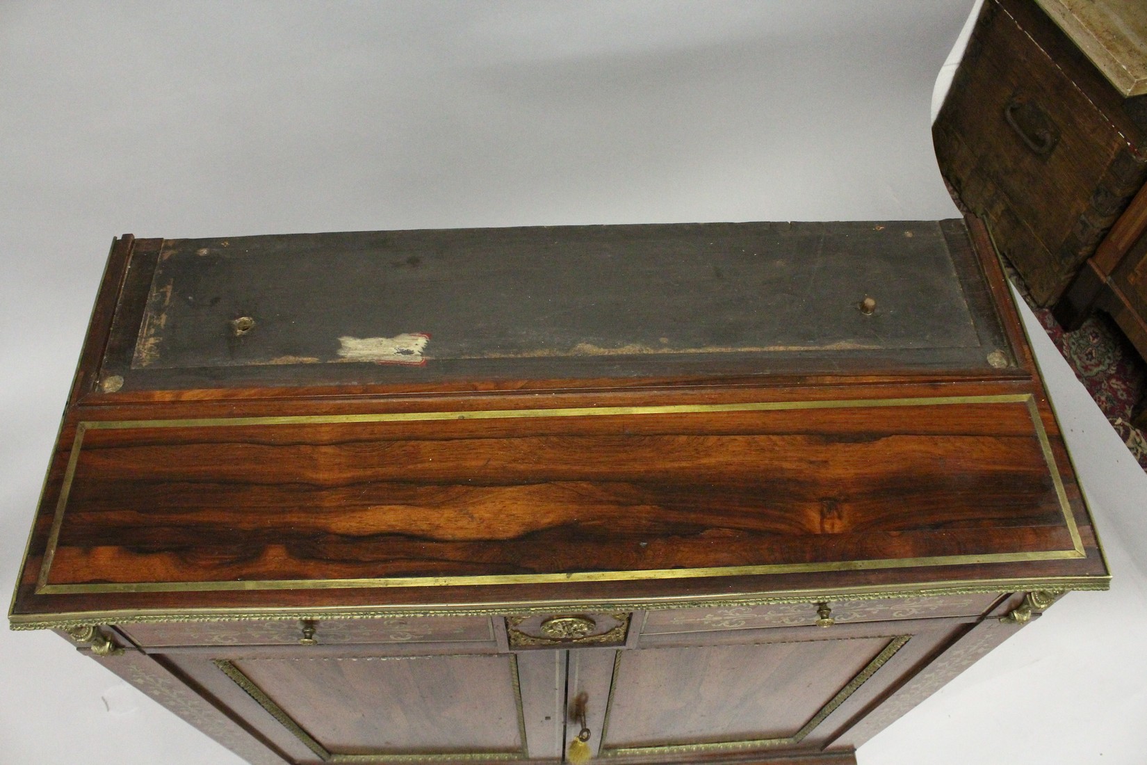 A SUPERB REGENCY ROSEWOOD BRASS INLAID CHIFFONIER in the manner of JOHN MC LEAN, with book shelf - Image 16 of 16