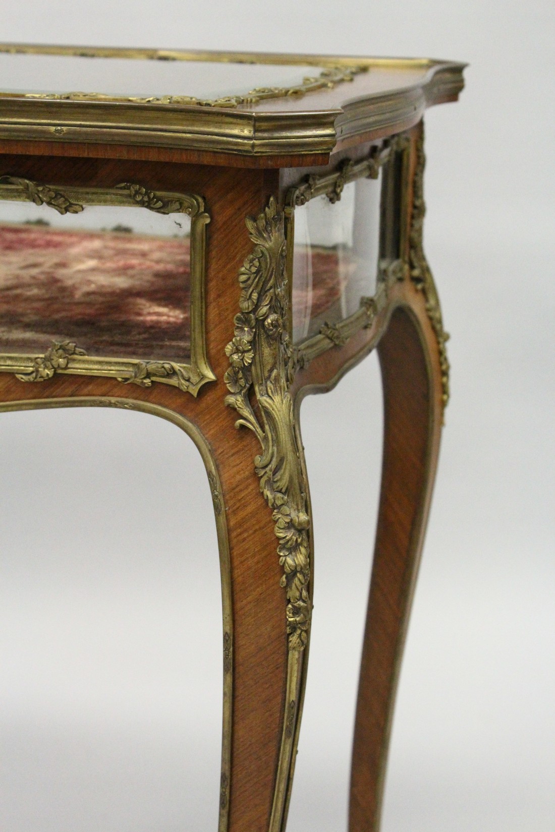 A GOOD 19TH CENTURY FRENCH ROSEWOOD BIJOUTERIE TABLE with ornate mounts, lift-up glazed top, glass - Image 2 of 11