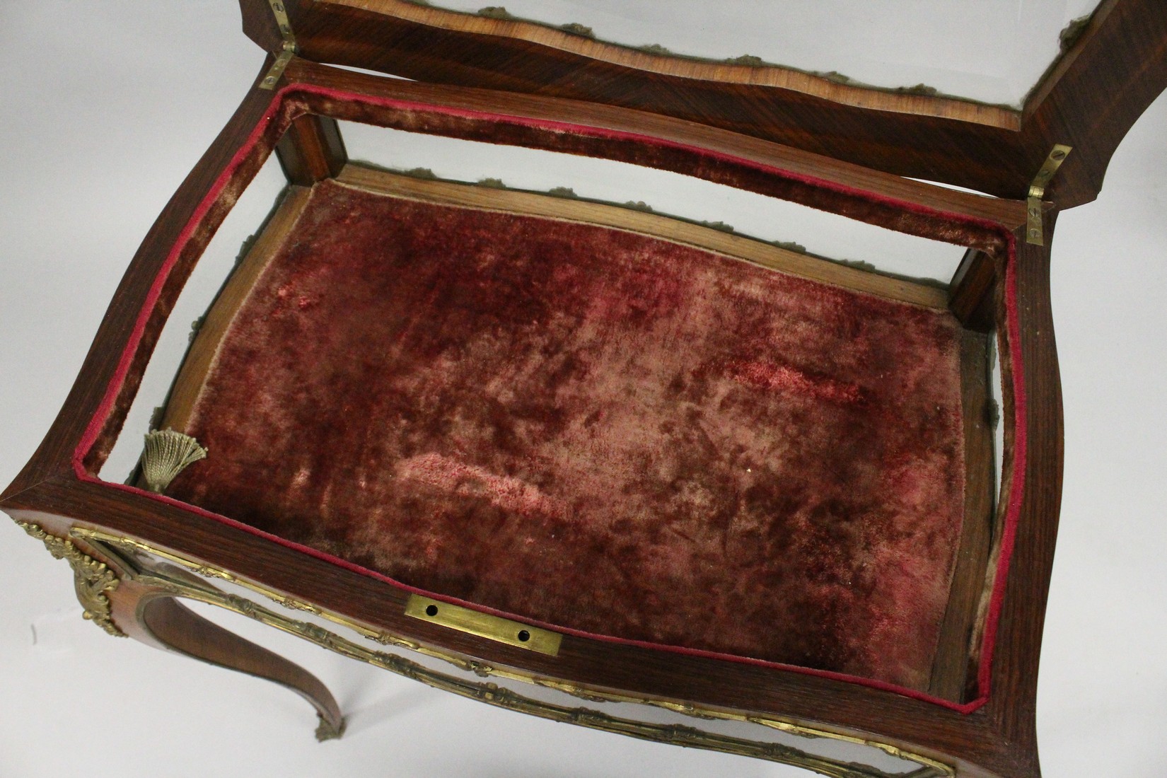 A GOOD 19TH CENTURY FRENCH ROSEWOOD BIJOUTERIE TABLE with ornate mounts, lift-up glazed top, glass - Image 6 of 11