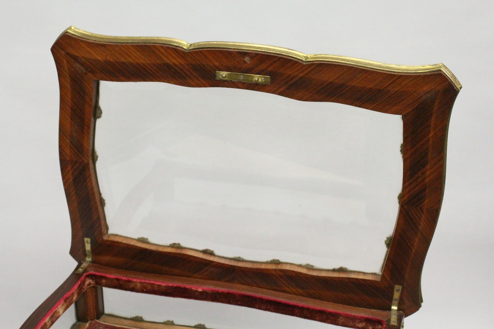 A GOOD 19TH CENTURY FRENCH ROSEWOOD BIJOUTERIE TABLE with ornate mounts, lift-up glazed top, glass - Image 5 of 11