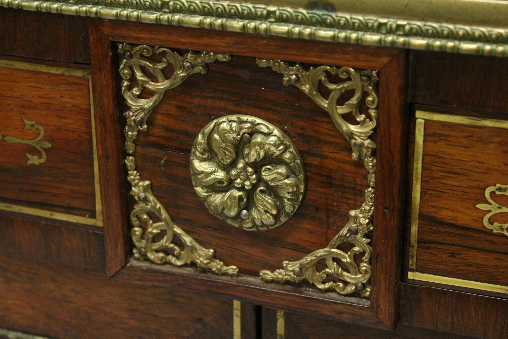 A SUPERB REGENCY ROSEWOOD BRASS INLAID CHIFFONIER in the manner of JOHN MC LEAN, with book shelf - Image 7 of 16