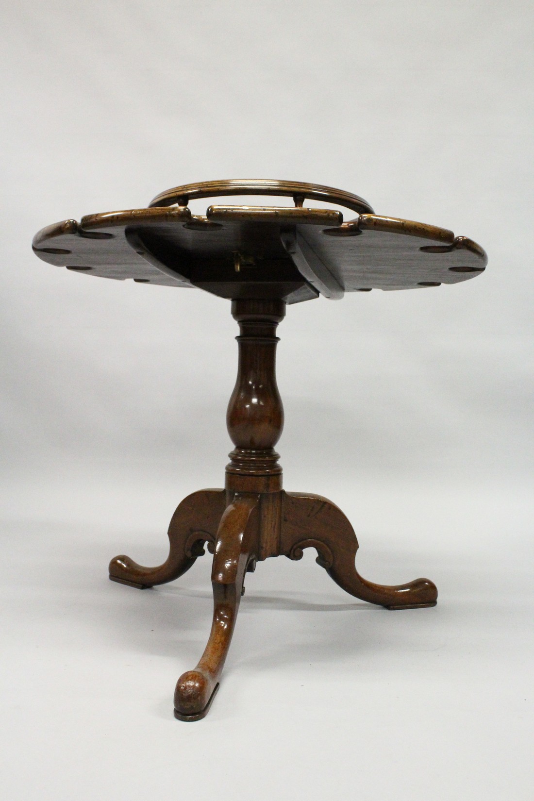 A GEORGE III STYLE MAHOGANY SHIP'S TRIPOD TABLE with centre section for bottles. The sides with - Image 4 of 6