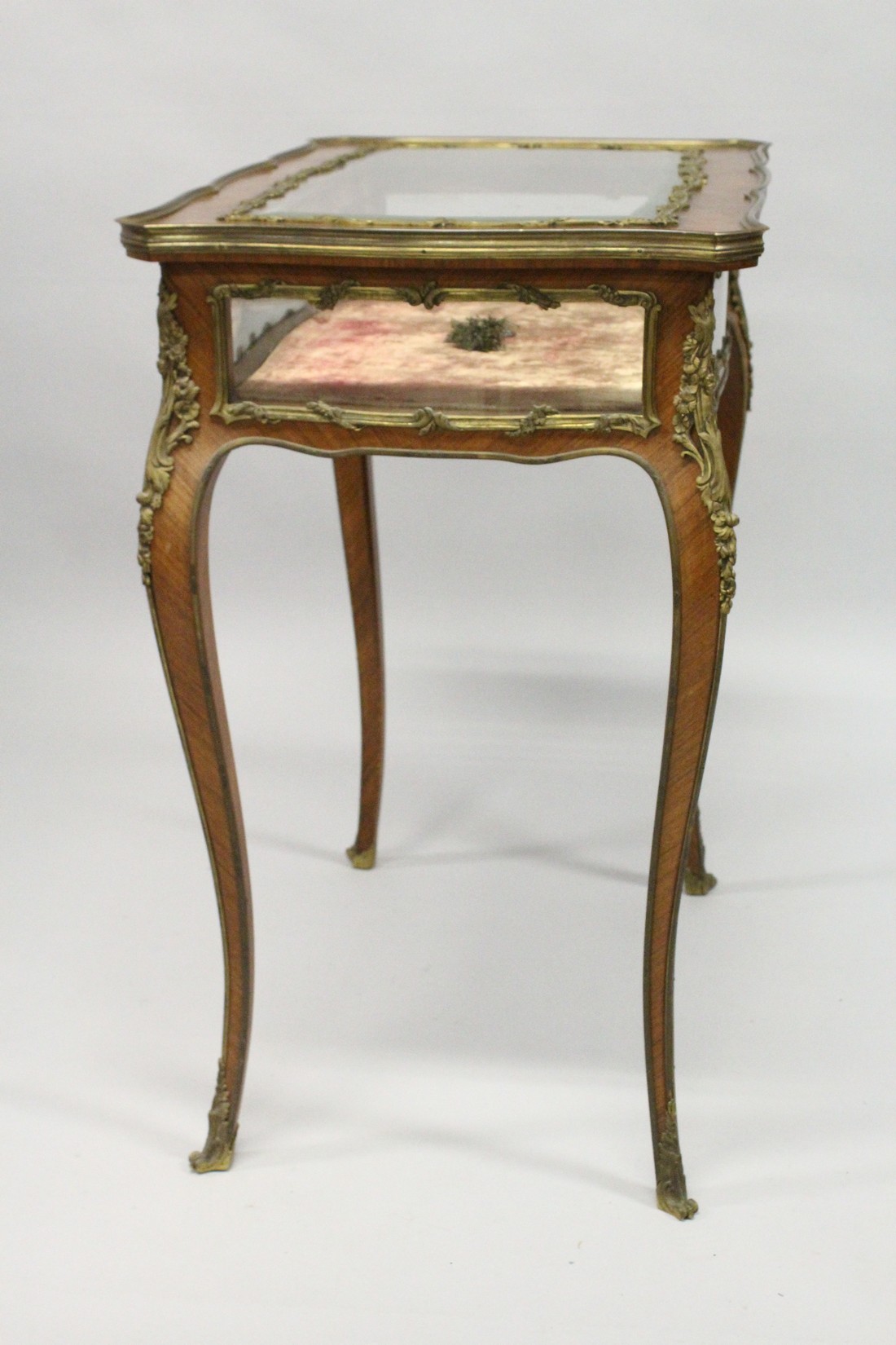 A GOOD 19TH CENTURY FRENCH ROSEWOOD BIJOUTERIE TABLE with ornate mounts, lift-up glazed top, glass - Image 9 of 11