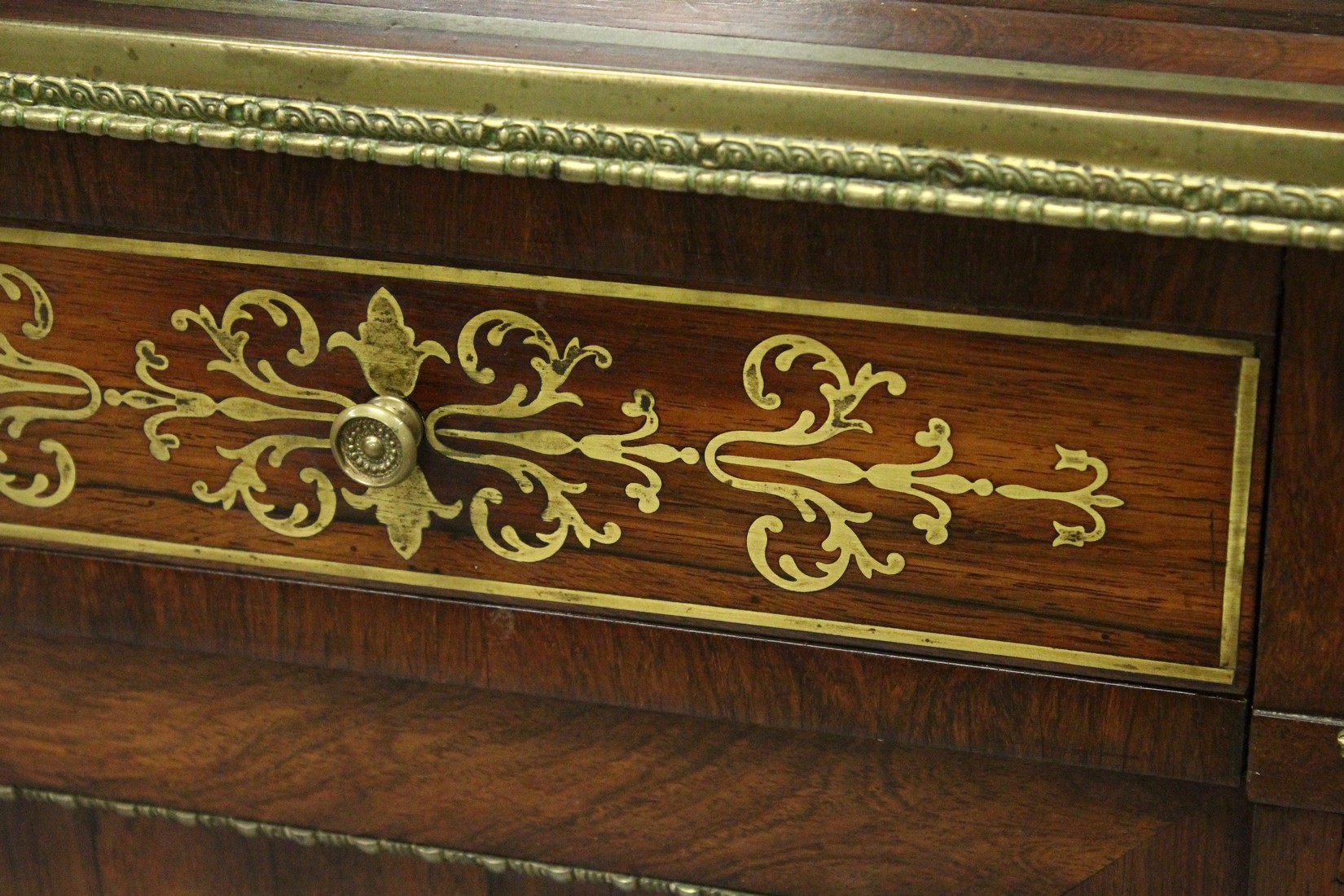 A SUPERB REGENCY ROSEWOOD BRASS INLAID CHIFFONIER in the manner of JOHN MC LEAN, with book shelf - Image 6 of 16