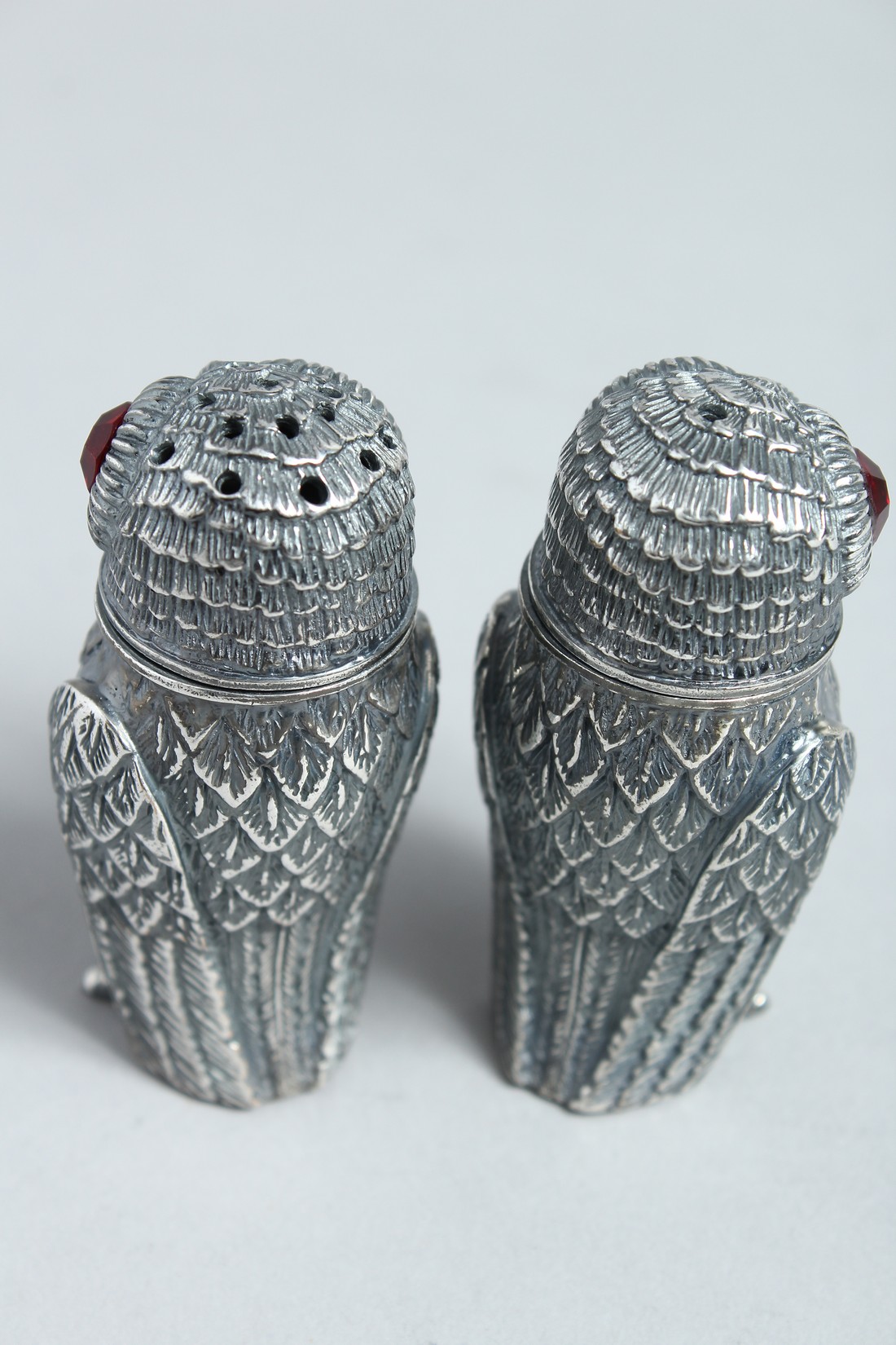 A PAIR OF .800 OWL SALT AND PEPPERS - Bild 2 aus 3