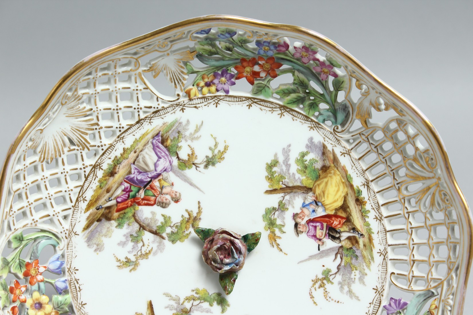 A VERY GOOD PAIR OF 19TH CENTURY DRESDEN PIERCED COMPORTS painted with flowers and figures mark in - Bild 12 aus 16