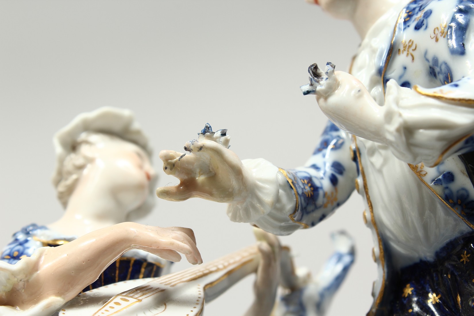 A GOOD MEISSEN PORCELAIN GROUP OF YOUNG LOVERS, a man with a lamb at his feet, a seated lady playing - Bild 12 aus 18