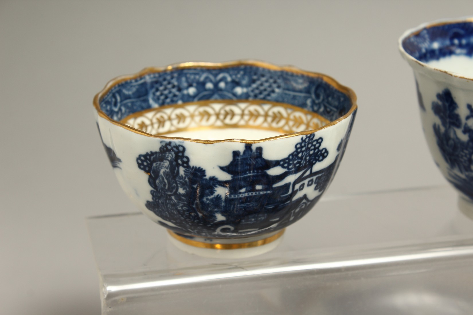 AN 18TH CENTURY CAUGHLEY PORCELAIN PAGODA TEA BOWL AND SAUCER, two Temple tea bowls and saucers, two - Bild 6 aus 8