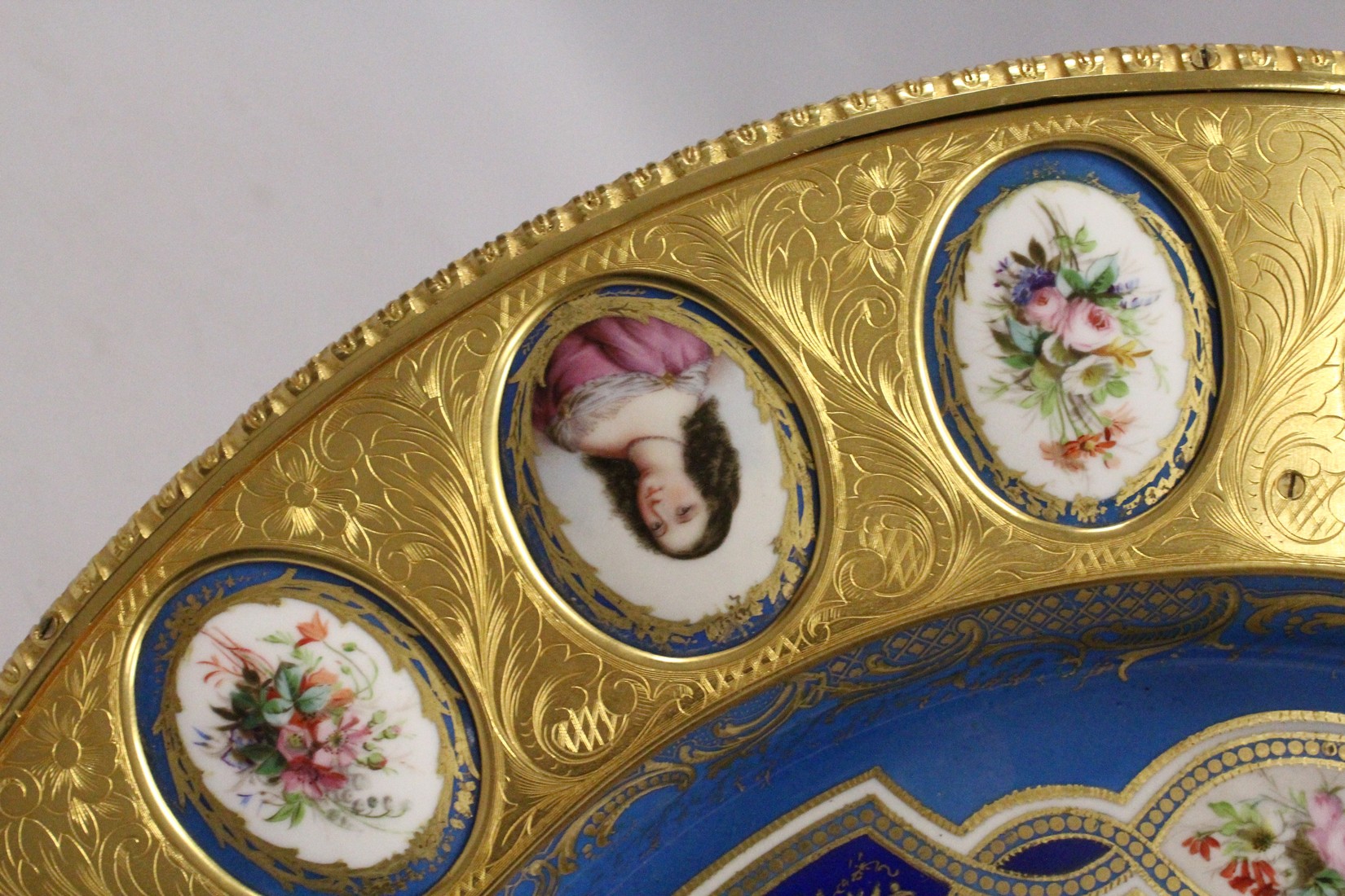 A SUPERB 19TH CENTURY SEVRES AND ORMOLU GEURIDON, thecircular top inset with a painted porcelain - Bild 14 aus 17