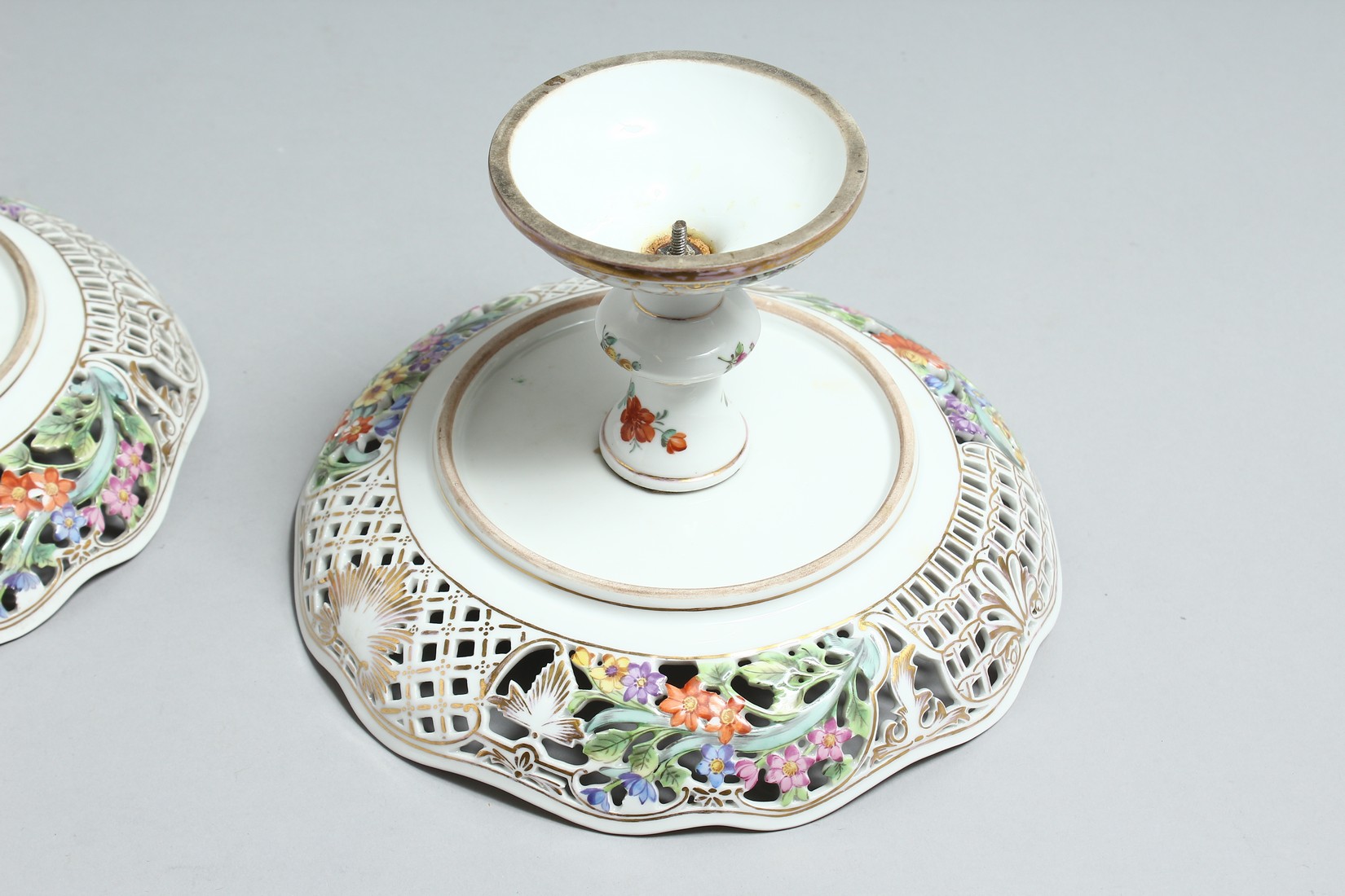 A VERY GOOD PAIR OF 19TH CENTURY DRESDEN PIERCED COMPORTS painted with flowers and figures mark in - Bild 16 aus 16