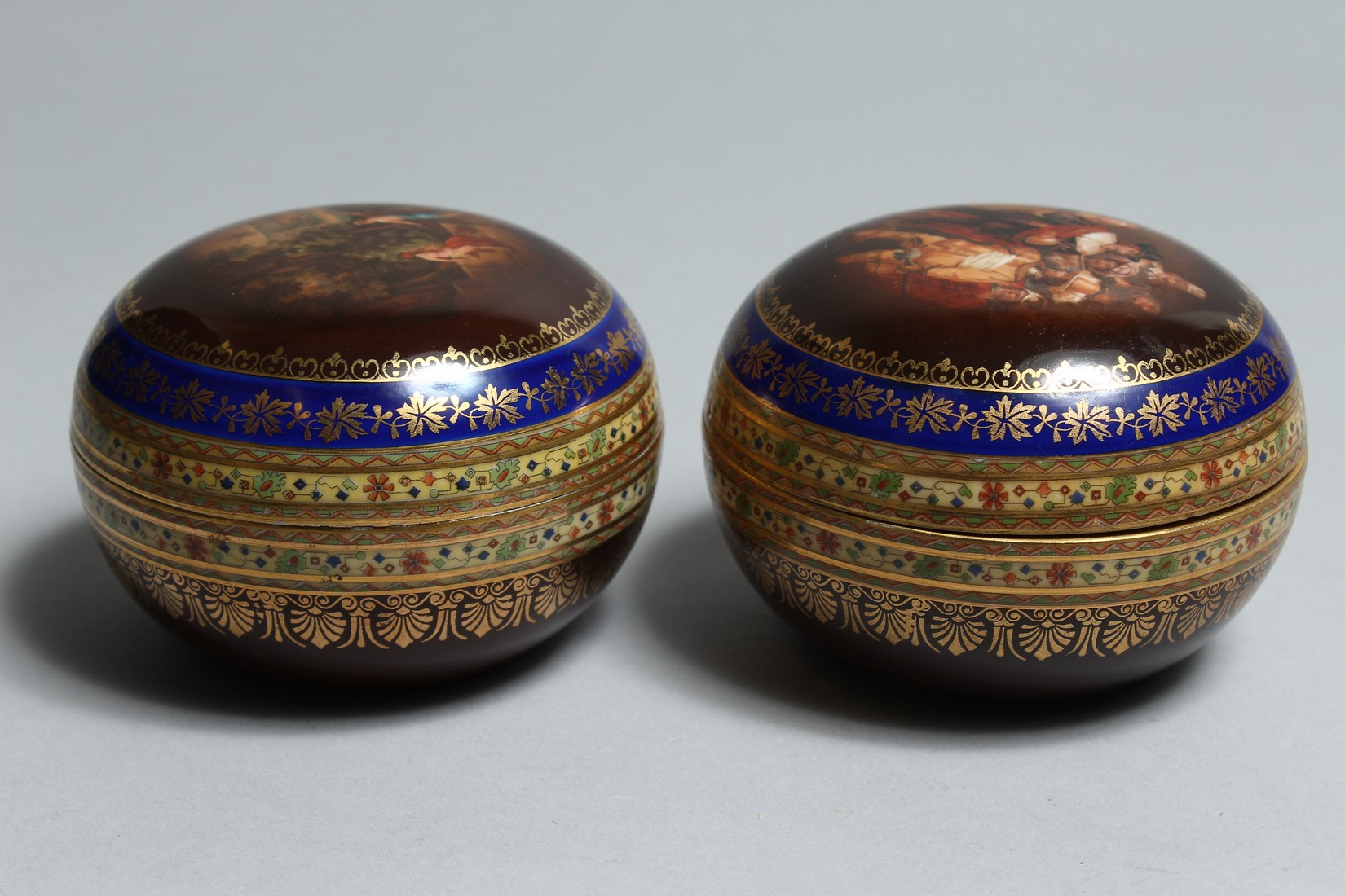 A PAIR OF VIENNA CIRCULAR PORCELAIN BOXES AND COVERS 3.5ins high. - Bild 6 aus 12