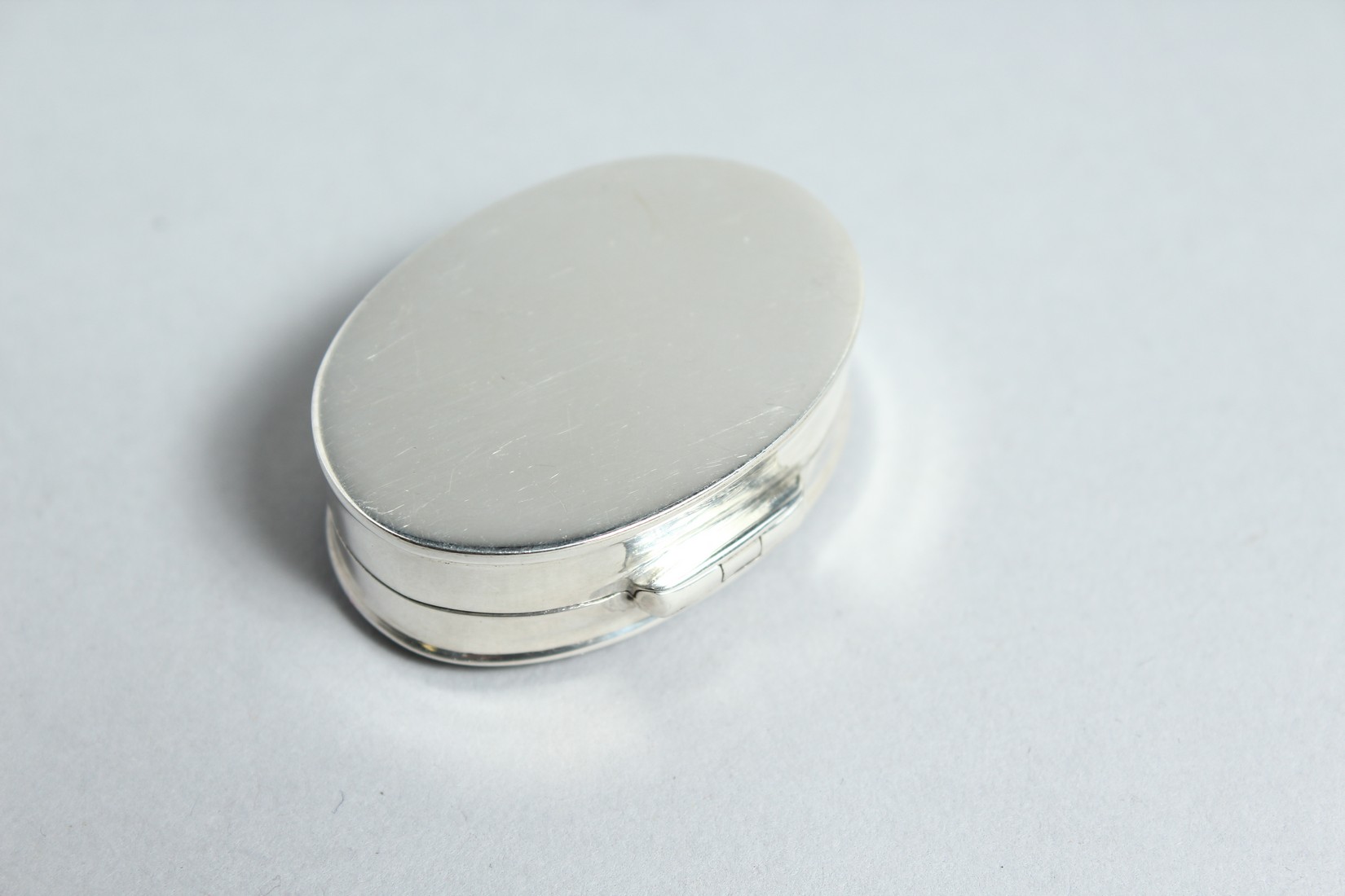 A SILVER EROTIC PILL BOX - Bild 2 aus 2