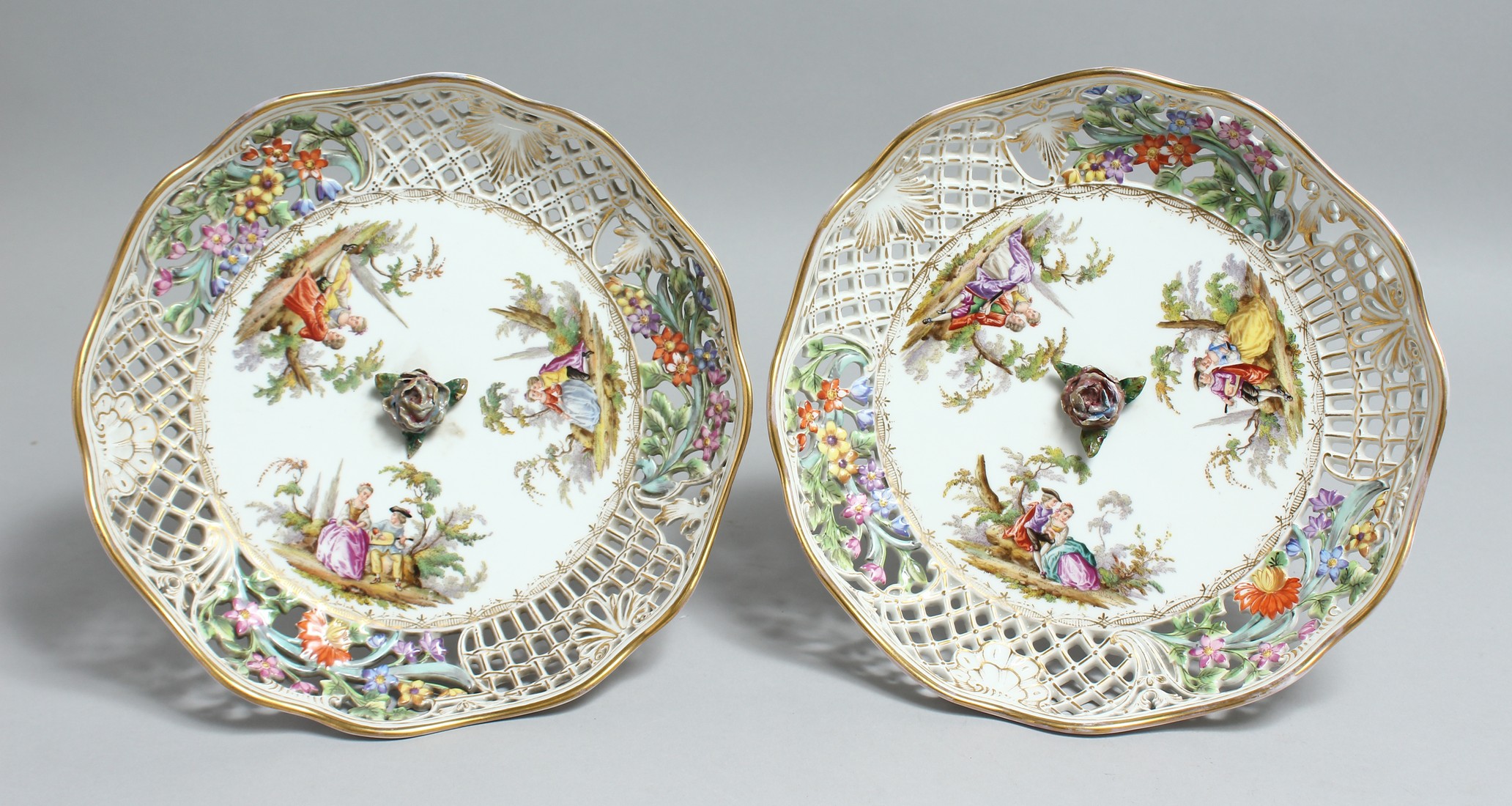 A VERY GOOD PAIR OF 19TH CENTURY DRESDEN PIERCED COMPORTS painted with flowers and figures mark in - Bild 9 aus 16