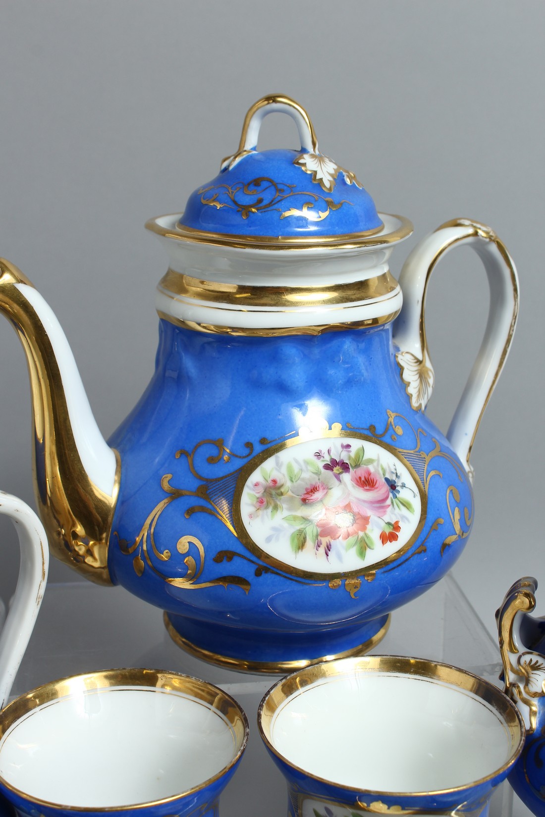 A CONTINENTAL BLUE GROUND PORCELAIN TEA SET comprising tea pot, sugar bowl, milk jug, bowl, bowl and - Bild 7 aus 10