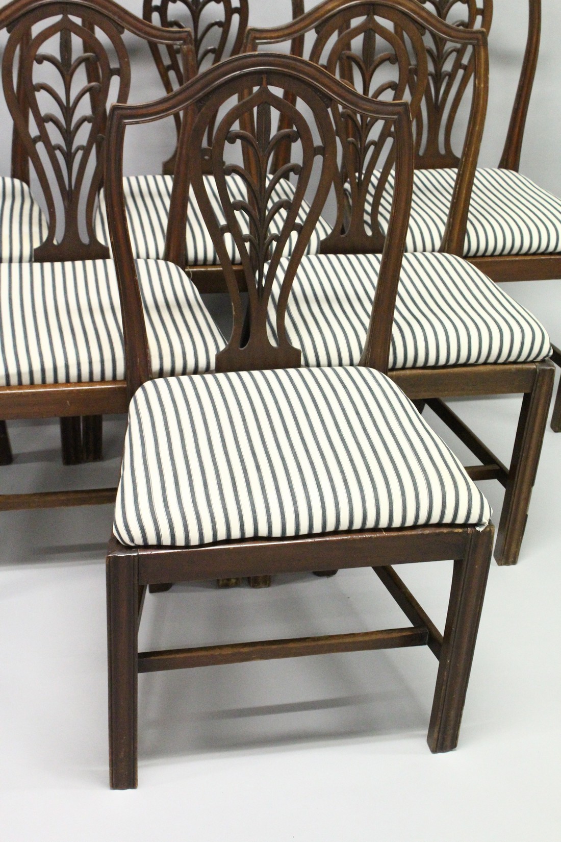 A SET OF SIX GEORGIAN MAHOGANY SINGLE DINING CHAIRS - Image 2 of 4