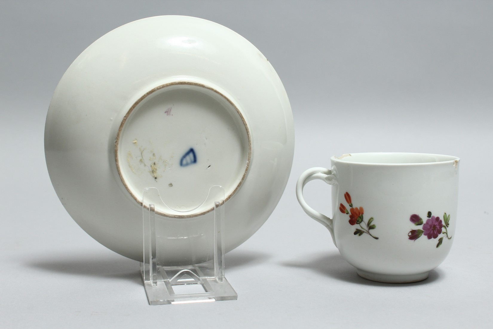 A 19TH CENTURY VIENNA PORCELAIN CUP AND SAUCER painted with flowers. Bee hive mark in blue - Bild 3 aus 6