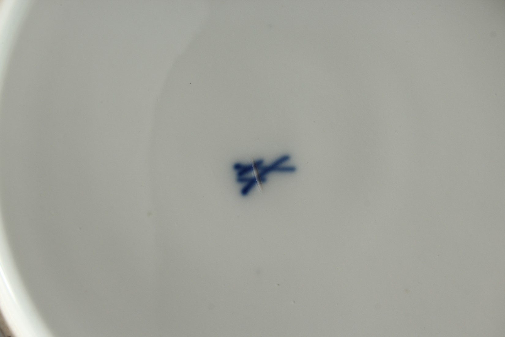 A SET OF FIVE 19TH CENTURY MEISSEN PLATES painted with garlands Cross swords mark in blue 9ins - Bild 13 aus 13